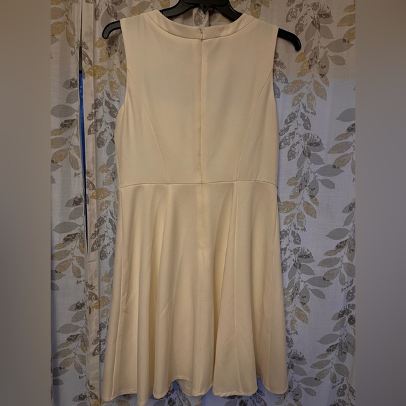 Elegant Sleeveless Dress with Sheer Cut-Out and Lace Panel - Picture 4 of 4